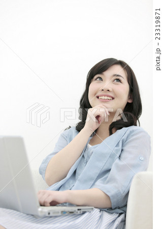 考え事をする女性 23319871