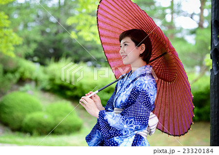 浴衣女性 日本人 ポートレートの写真素材