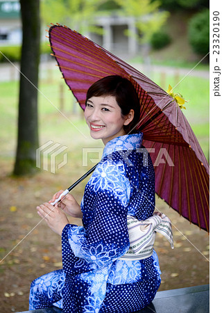 浴衣女性 日本人 ポートレートの写真素材