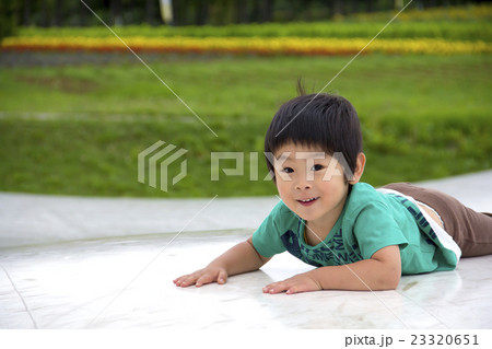 遊具で遊ぶ男の子 23320651