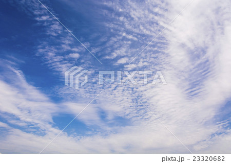 夏の雲の多い青空 23320682