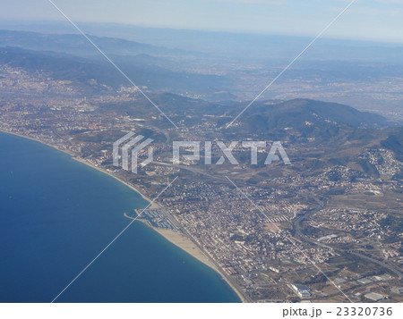 スペインバルセロナ上空の海と空の写真素材