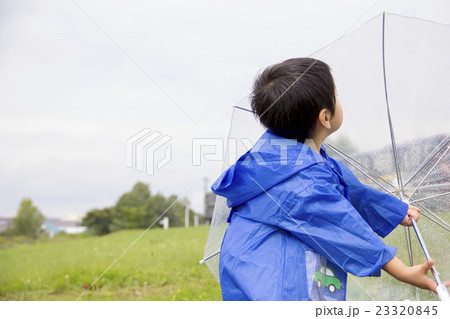 雨の日の男の子 23320845