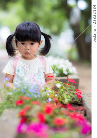 花壇のお花を見ながら♪ 23322184