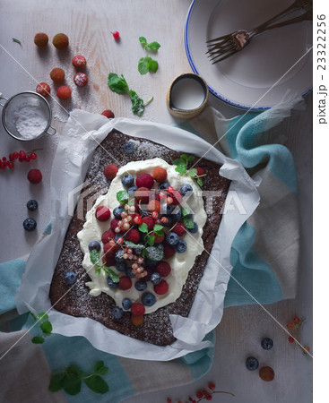 たっぷりベーリーでデコレーションしたチョコレートブラウニー 23322256
