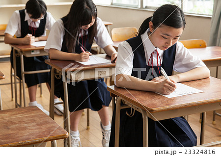 試験をうける中学校の女子生徒 試験をうける中学校の女子生徒 23324816
