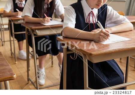 試験をうける中学校の女子生徒 試験をうける中学校の女子生徒 23324817