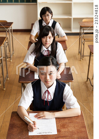 試験をうける中学校の女子生徒　カメラ目線 23324818