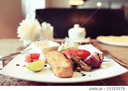 Salmon grill restaurant serving 23325579