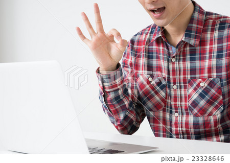 若い男性（パソコン） 23328646