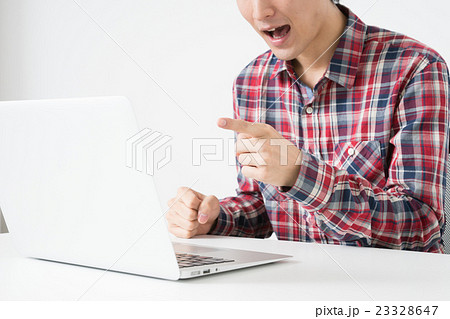 若い男性（パソコン） 23328647