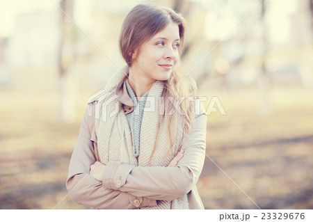 Urban portrait of a girl in bright colors Urban portrait of a girl in bright colors 23329676