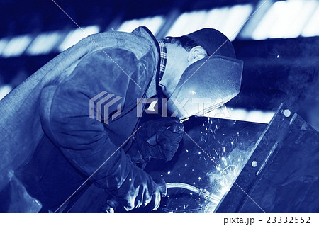 welder working at the factory 23332552