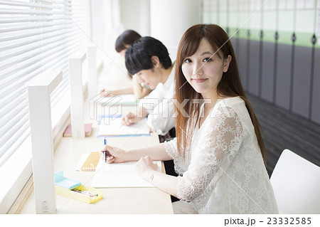 窓際、3人並んで勉強 23332585
