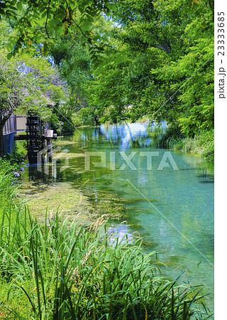 水車小屋と清流（縦） 23333685