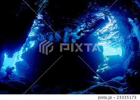 洞窟に差し込む光 洞窟に差し込む光 23335173