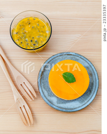 Passion fruit cheesecake with fresh mint leaves . Passion fruit cheesecake with fresh mint leaves . 23335397