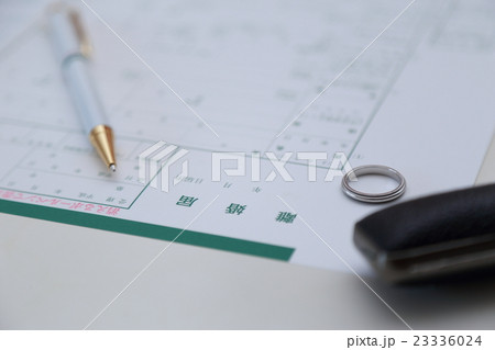 離婚届 (指輪 ショック トラブル 別れ ネガティブ 用紙 書類 悲しい 結婚指輪 印鑑 実印 印) 23336024