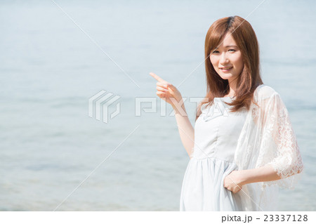 海でポーズをとる女性 23337128