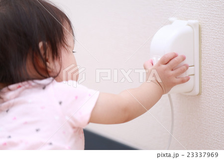 コンセントカバー (赤ちゃん ベビー 乳児 女の子 1才 1歳 コンセントガード イタズラ防止 白) 23337969