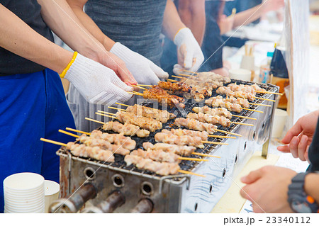 屋台の焼鳥屋さんの写真素材 [23340112] - PIXTA