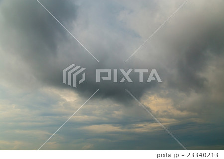 ゲリラ豪雨の後　大雨の後　曇り空　夕方　夕暮れ　日暮れの空　初夏の空　コピースペース　文字スペース 23340213