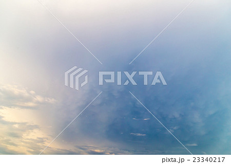 ゲリラ豪雨の後　大雨の後　曇り空　夕方　夕暮れ　日暮れの空　初夏の空　コピースペース　文字スペース 23340217