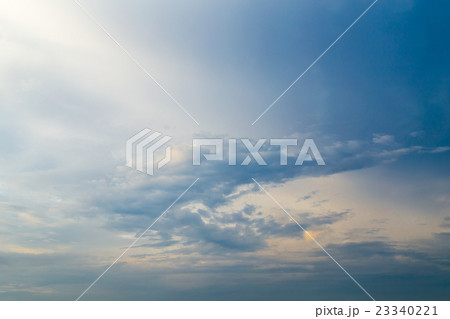 ゲリラ豪雨の後 大雨の後 曇り空 夕方 夕暮れ 日暮れの空 初夏の空 コピースペース 文字スペース ゲリラ豪雨の後 大雨の後 曇り空 夕方 夕暮れ 日暮れの空 初夏の空 コピースペース 文字スペース 23340221