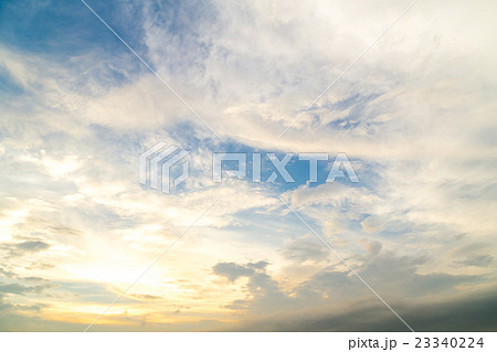 ゲリラ豪雨の後　大雨の後　曇り空　夕方　夕暮れ　日暮れの空　初夏の空　コピースペース　文字スペース 23340224