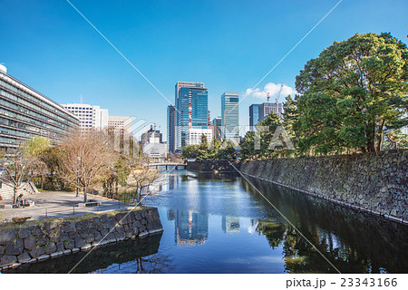 江戸城とオフィスビル群の風景 江戸城とオフィスビル群の風景 23343166