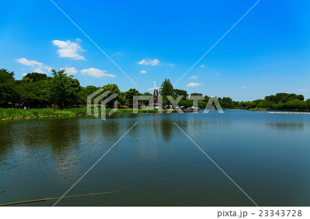 青空が広がる浮間公園の風車と湖面に映える景観 青空が広がる浮間公園の風車と湖面に映える景観 23343728