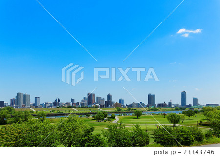 青空が広がる荒川の川原と川口市の高層ビル街 青空が広がる荒川の川原と川口市の高層ビル街 23343746