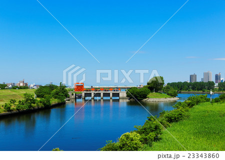 荒川と隅田川分岐点の赤水門と川口元郷の住宅街 荒川と隅田川分岐点の赤水門と川口元郷の住宅街 23343860