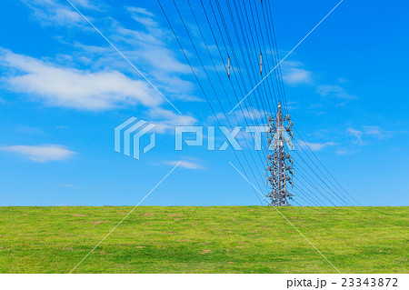 草原に青い空と鉄塔 草原に青い空と鉄塔 23343872