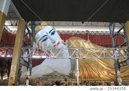 ヤンゴンのチャウッターギー・パヤーの寝仏 23344358