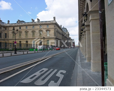 ルーブル美術館近くの通り　フランス　パリ 23344573