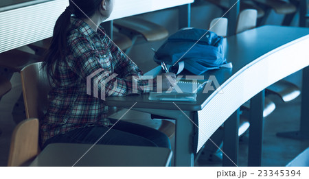 大学の講堂 23345394