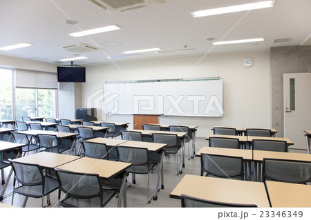 人気のない明るい教室 23346349