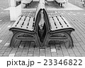 背中合わせのベンチ 23346822