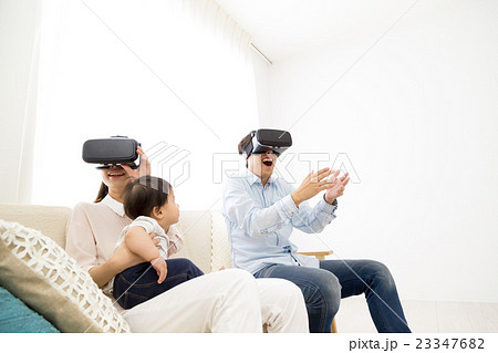 VR バーチャルリアリティ 赤ちゃんと両親 コピースペース 白バック 幸せな3人家族 VR バーチャルリアリティ 赤ちゃんと両親 コピースペース 白バック 幸せな3人家族 23347682