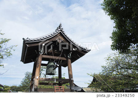 京都　東寺の鐘楼 23349250