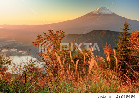 河口湖北方 毛無山から見る朝焼けの富士山の写真素材