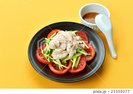 棒々鶏（バンバンジー）。鶏ササミ肉の蒸し鶏、ゴマだれソース。トマトとキュウリ添え。 23350377