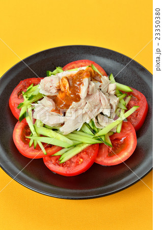 棒々鶏(バンバンジー)。鶏ササミ肉の蒸し鶏、ゴマだれソース。トマトとキュウリ添え。 棒々鶏(バンバンジー)。鶏ササミ肉の蒸し鶏、ゴマだれソース。トマトとキュウリ添え。 23350380
