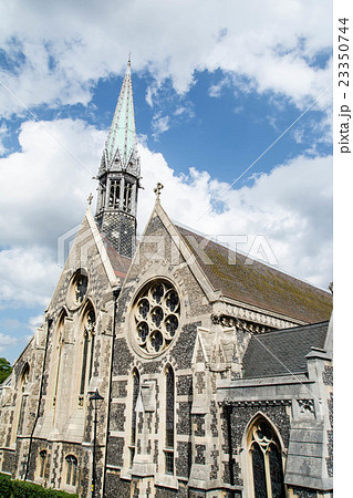 ロンドン郊外の石造りの大聖堂 23350744