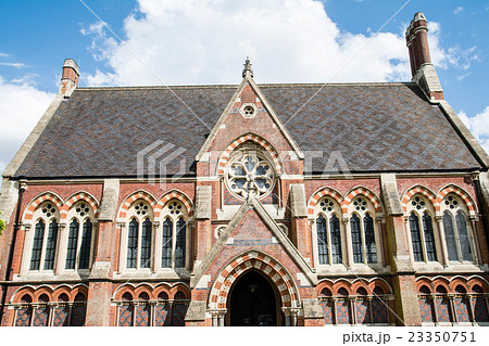 ロンドン郊外の赤煉瓦と柄のついた屋根の歴史的建物の写真素材 23350751 Pixta