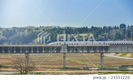 田園の中の北陸新幹線 23351220
