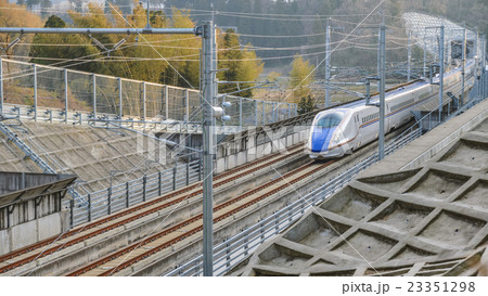 山間を疾走する北陸新幹線 23351298