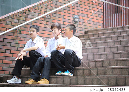 楽しくお話する男子中学生 楽しくお話する男子中学生 23352423