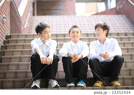 楽しくお話する男子中学生 楽しくお話する男子中学生 23352434